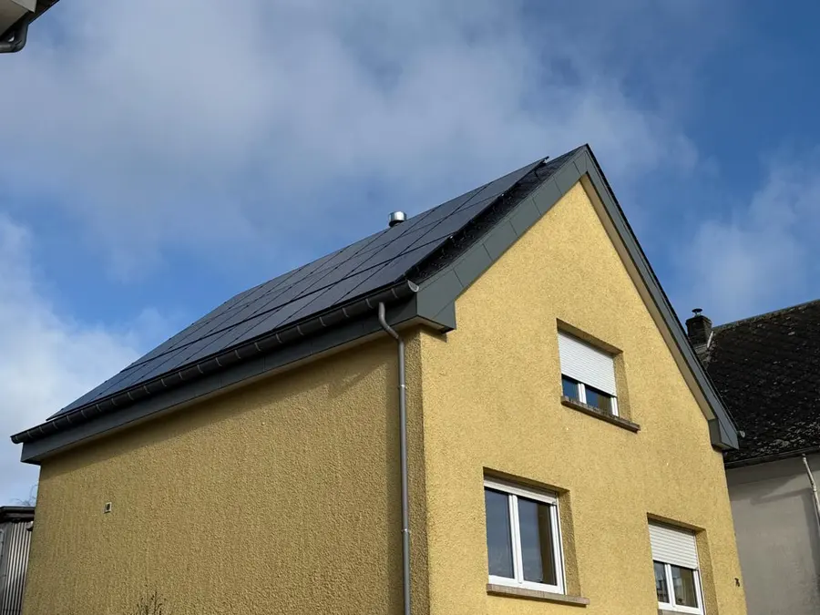 Toiture rénovée avec panneaux solaires à Mondercange