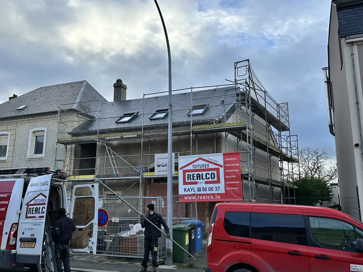 Artisan Realco Toitures à l'œuvre sur un chantier de toiture au Luxembourg