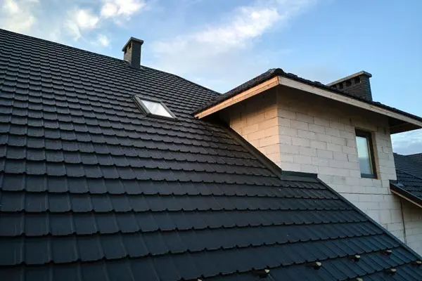 Toiture en tuiles noires avec fenêtre de toit Velux
