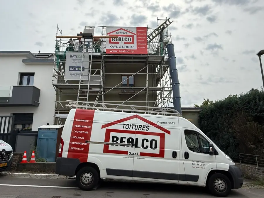 Camionnette et échafaudage Realco Toitures sur un chantier