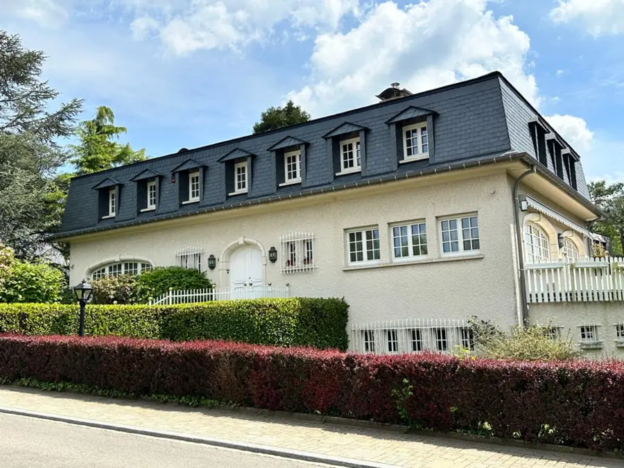 Toiture en ardoise rénovée au Luxembourg