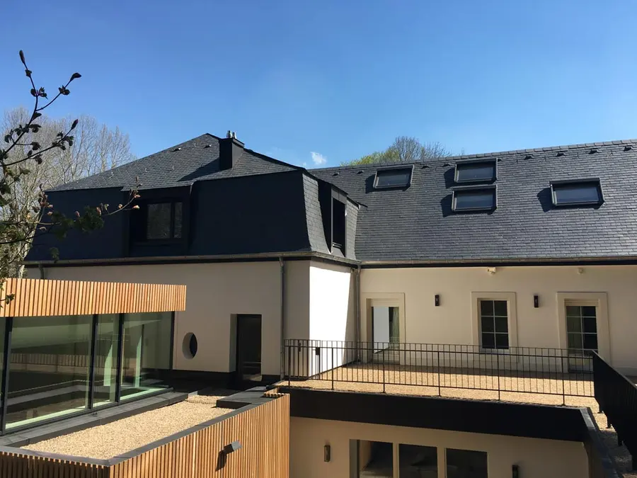 Toiture neuve en ardoise avec fenêtres de toit